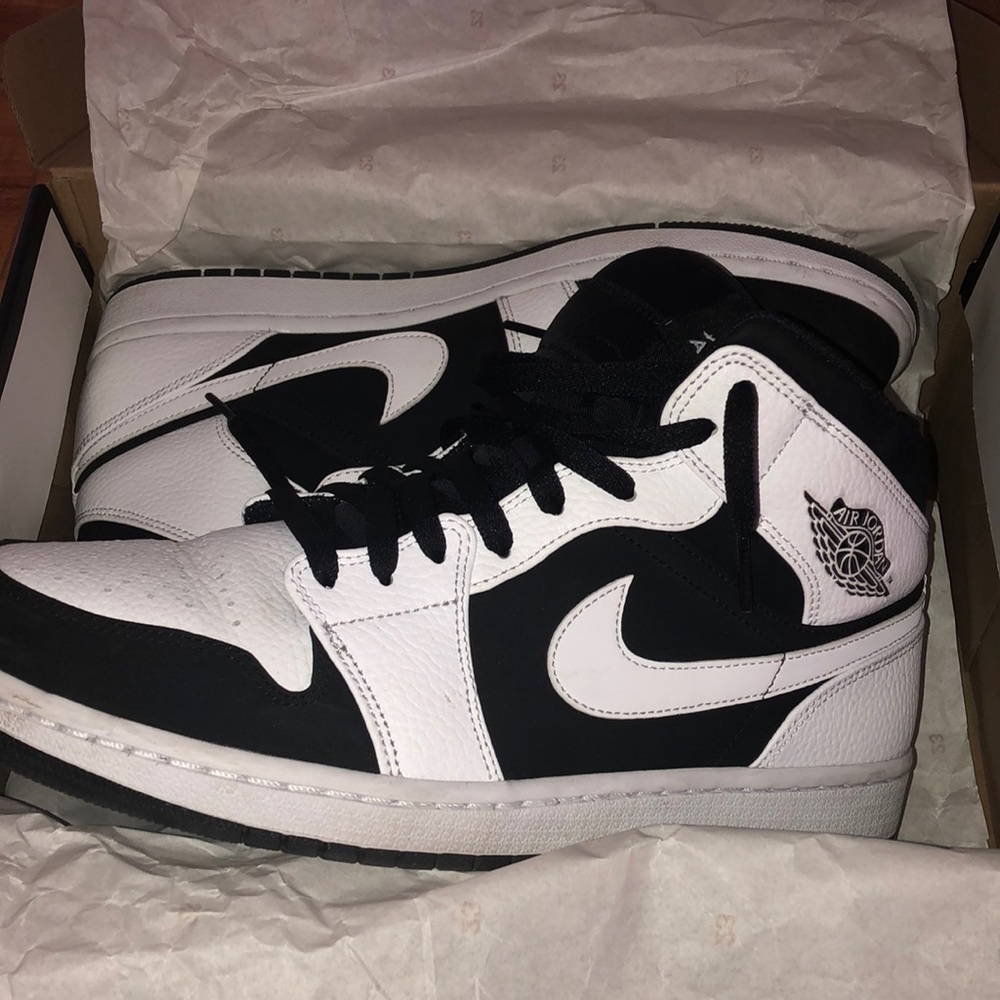 Air Jordan 1’s Mid | Black White